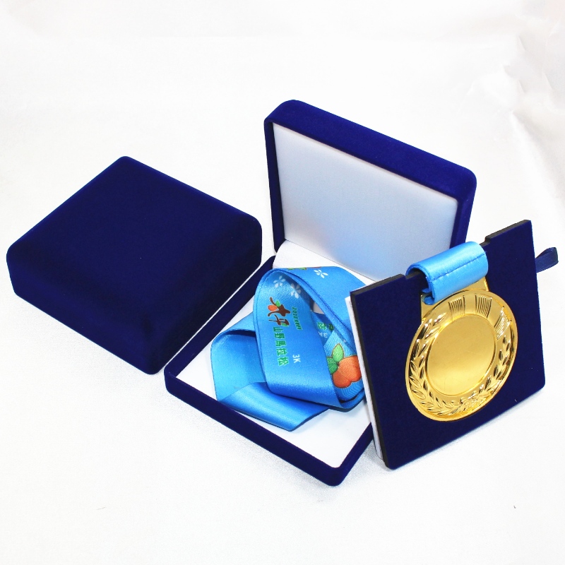 Артикул D-33 Кръгла кадифена кутия за медал, монета и значка, мм. 90 * 90 * 39мм, тегло около 78гр