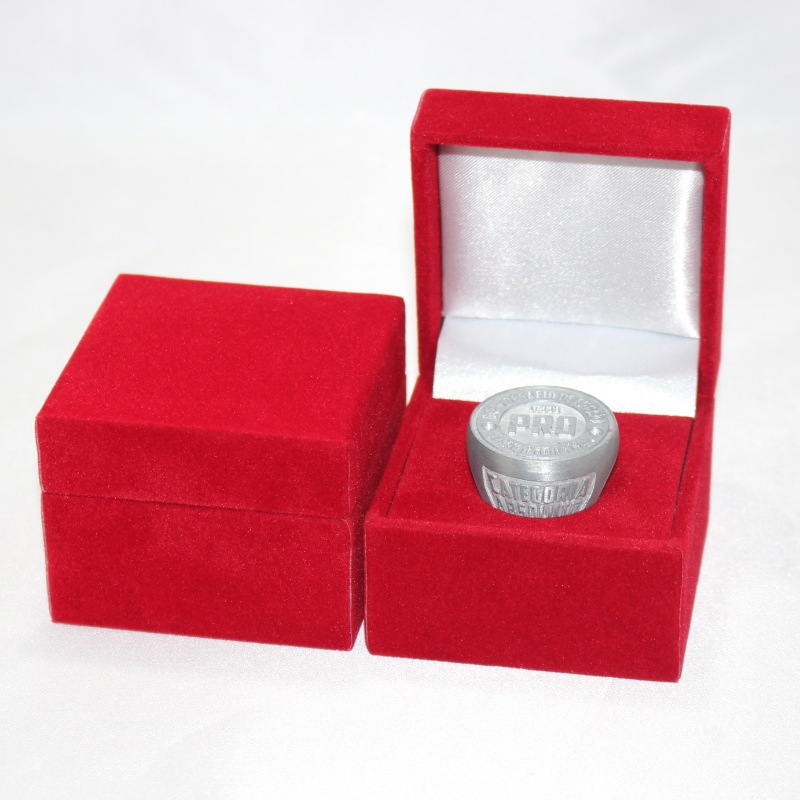 Артикул V-08 квадратна фланелетна кутия с диаметър 25-38 мм монета, значка, голям пръстен и др. Мм. 60 * 60 * 48, тегло около 63гр