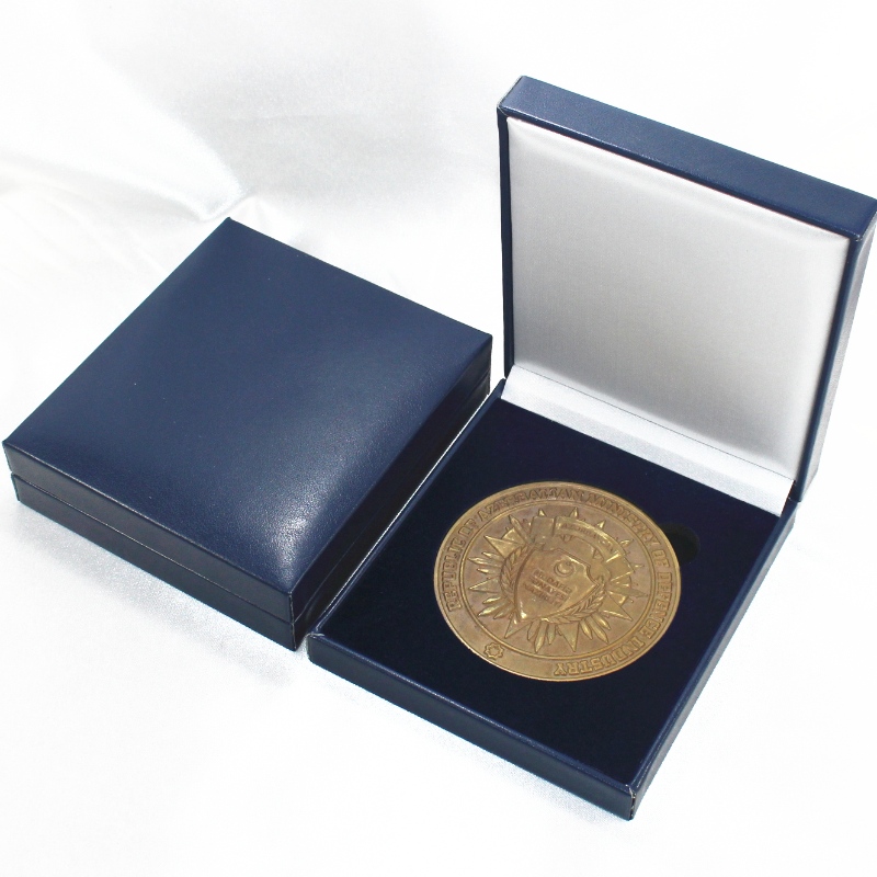 Артикул V-19 квадратна PU кожена кутия за монета 90 * 90 мм, медал и значка и т.н. мм. 110 * 125 * 33, тежести около 140гр