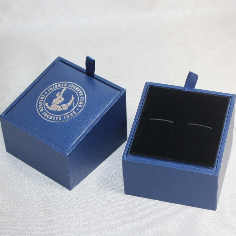 Артикул V-20X квадратна кожена PU кутия за двойка щипки за вратовръзки или двойка ръкавели и др. Мм. 64 * 64 * 50, тежести около 64гр
