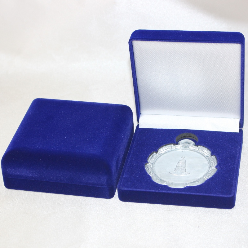 Артикул D-33L, кадифена кутия с кръгла форма за монета, медал и значка, мм. 100 * 100 * 39мм, тегло около 96гр