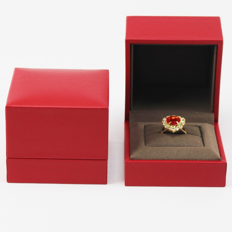 изящна кутия за опаковки за бижута по поръчка висококачествена червена кутия за бижута с гъба пяна, размерът е 68 * 68 * 56 мм