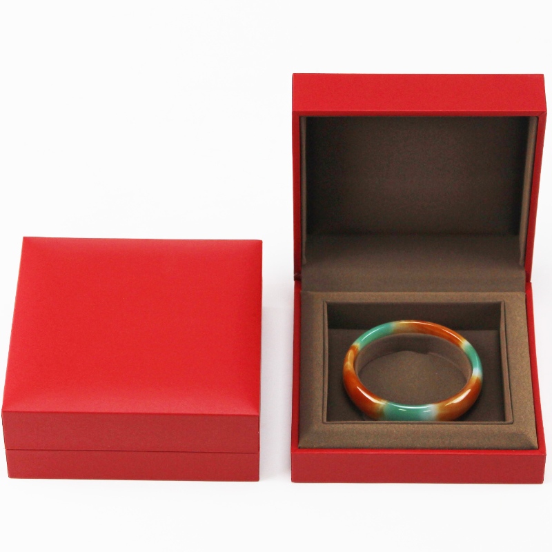 Изискана кутия за опаковане на бижута с висококачествена червена гривна за бижута, с пяна от гъба, размерът е 115*115*45mm