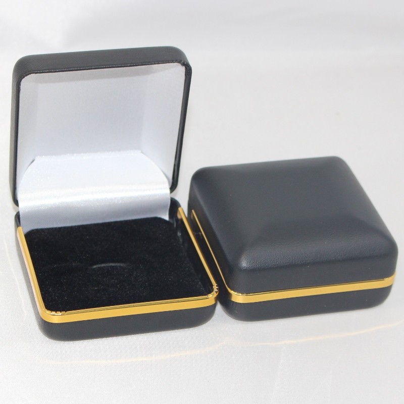Артикул T-02 медална кутия, покрита с фланелет или PU кожа за 25-45 мм монета, значка ＆ малък медал и др. Mm.65 * 65 * 35 мм, тегло около 62 г